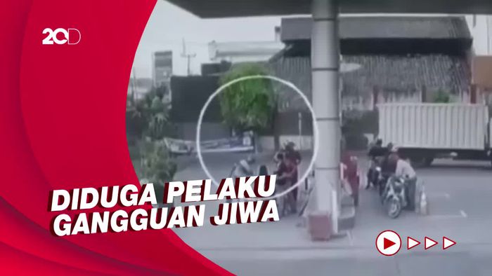 Aksi Nekat Pria Sulutkan Api ke Tangki Motor yang Isi BBM di SPBU