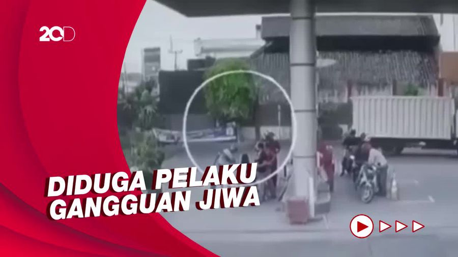 Aksi Nekat Pria Sulutkan Api ke Tangki Motor yang Isi BBM di SPBU