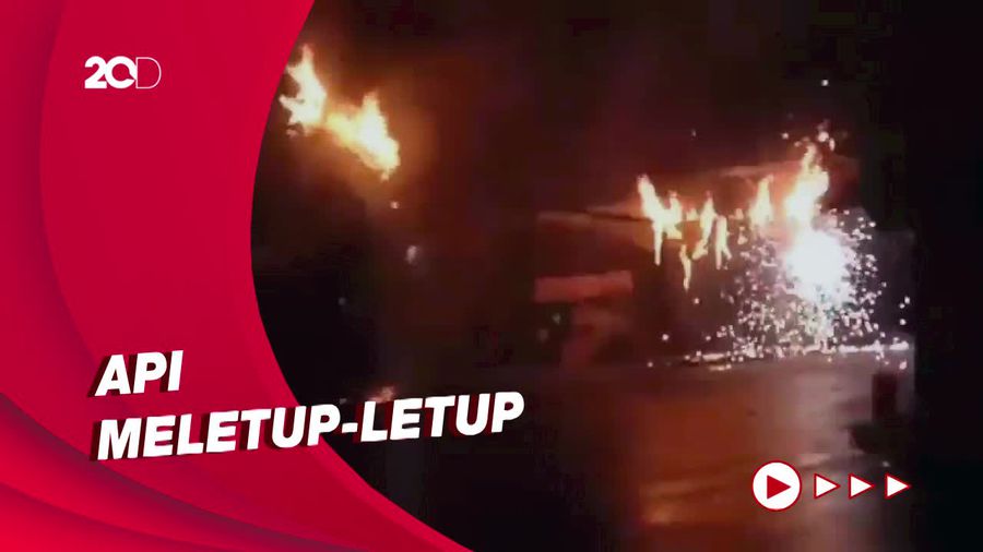 Penampakan Kabel Listrik di Jalanan Jakut Terbakar, Picu Ledakan