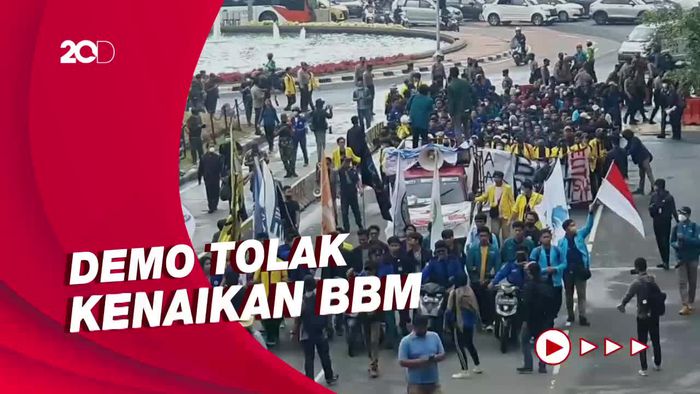 Disambut Gerimis, Massa Mahasiswa Tiba di Kawasan Patung Kuda