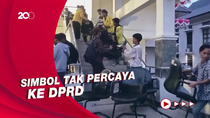 Momen Mahasiswa Tarik Keluar 45 Kursi DPRD Tasik Saat Demo BBM