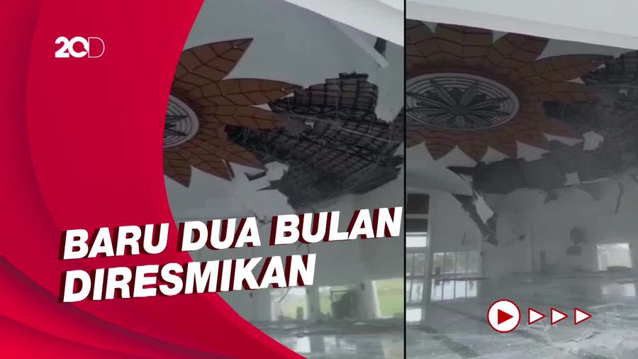 Detik-detik Plafon Masjid Tanjak Batam Ambruk!