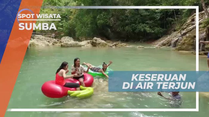 Bermain di Air Terjun Lapopu Sumba Nusa Tenggara Timur