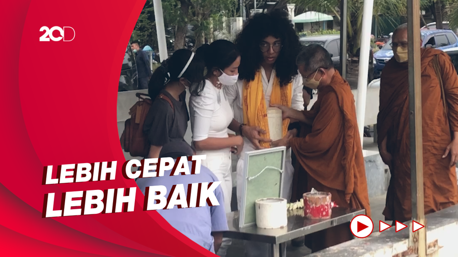Abu Jenazah Suami Dee Lestari Dilarung ke Laut Ancol