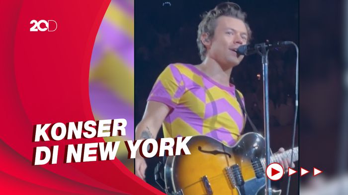 Candaan Harry Styles di Konsernya soal Ludahi Chris Pine
