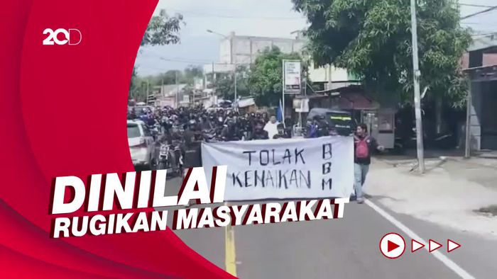 Demo Tolak BBM Naik, Mahasiswa Dorong Motor Sejauh 3 KM