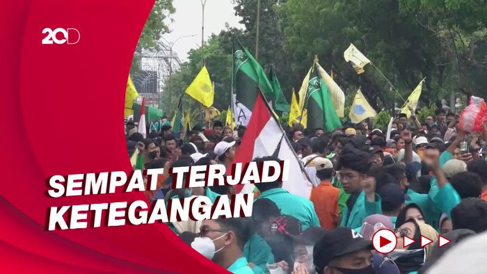 Demo Tolak Kenaikan BBM di Solo, Ribuan Mahasiswa Tutup Jalan!