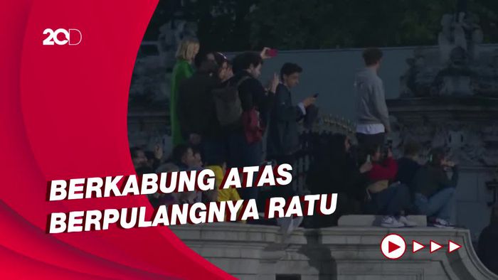 Ratu Elizabeth II Mangkat, Warga Inggris Berkerumun di Luar Istana Buckingham