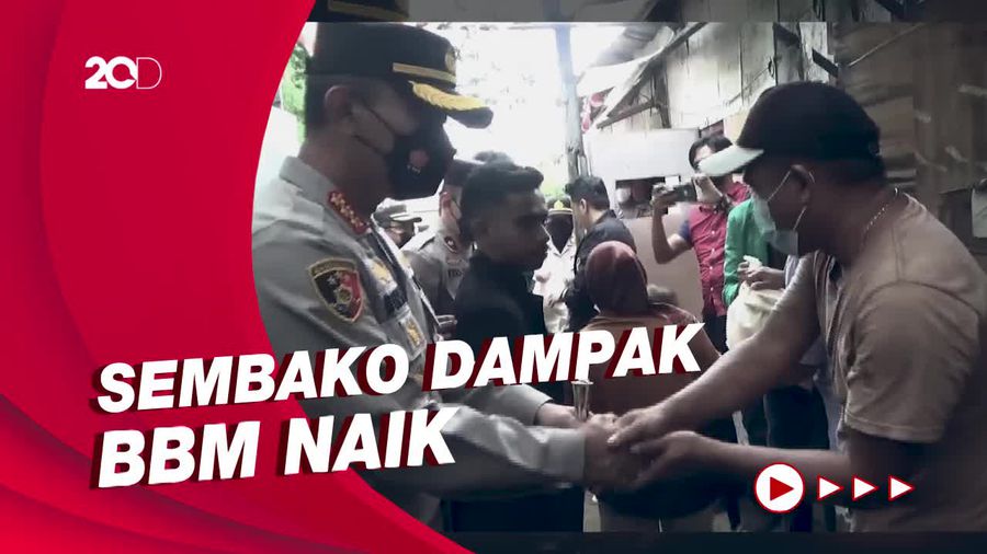 Mahasiswa dan Polisi Bagi Sembako Dampak BBM Naik di Jaktim