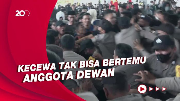 Demo Tolak BBM Naik di Kantor DPRD Polman Ricuh