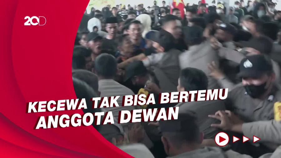 Demo Tolak BBM Naik di Kantor DPRD Polman Ricuh