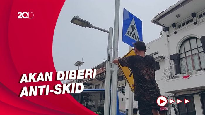 Usai Viral Pemotor Jatuh, Dishub DKI Tambah Rambu Jalan Licin di Kota Tua