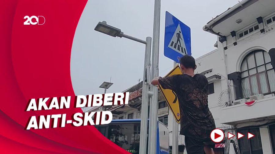 Usai Viral Pemotor Jatuh, Dishub DKI Tambah Rambu Jalan Licin di Kota Tua