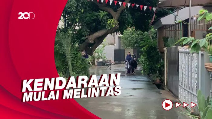 Banjir Mulai Surut, Warga Ciledug Indah Tangerang Bersih-bersih Rumah