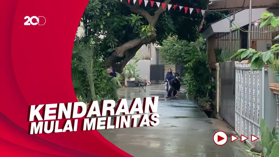 Banjir Mulai Surut, Warga Ciledug Indah Tangerang Bersih-bersih Rumah