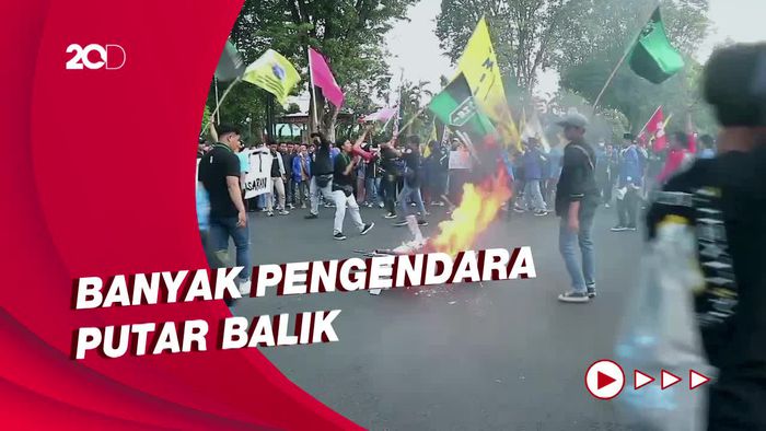 Demo kenaikan BBM di Kudus Blokir Jalan Sambil Bakar Ban