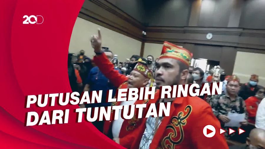 Tak Terima Vonis Hakim Terhadap Edy Mulyadi, Massa Adat Dayak Walk Out