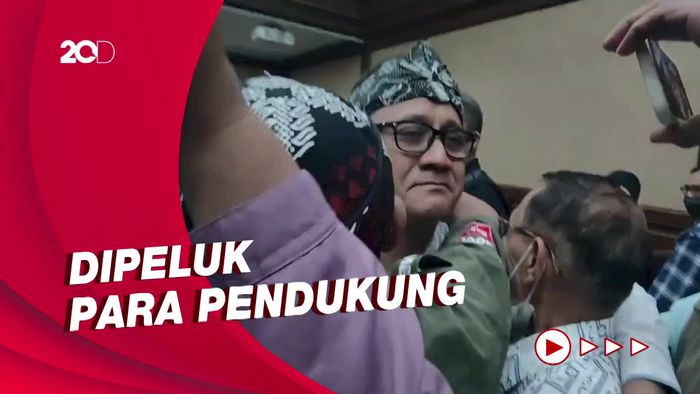Ekspresi Edy Mulyadi saat Divonis Ringan Kasus Jin Buang Anak