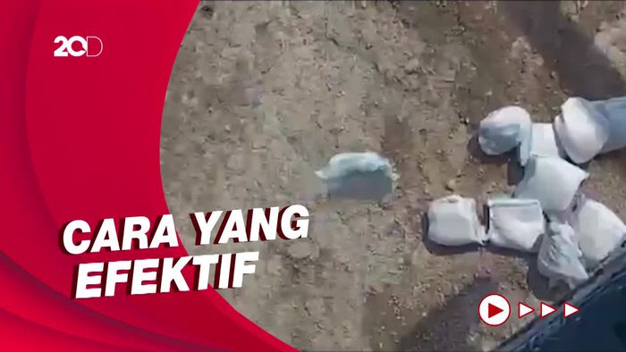 Momen Helikopter Lemparkan Bantuan untuk Korban Banjir Pakistan