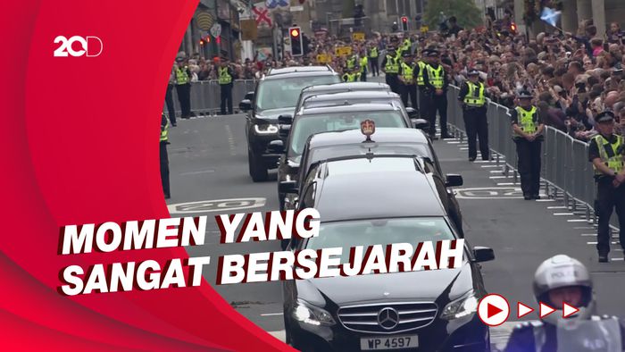 Tangis Warga Inggris Melihat Peti Jenazah Ratu Elizabeth II Tiba di Istana Holyroodhouse