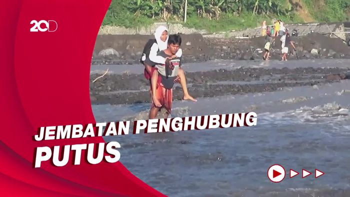Perjuangan Siswa di Lereng Semeru, Digendong Ortu untuk Sebrangi Sungai