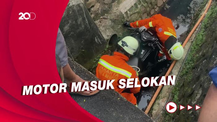Driver Ojol Tercebur ke Selokan Gegara Ngantuk, Damkar Diterjunkan