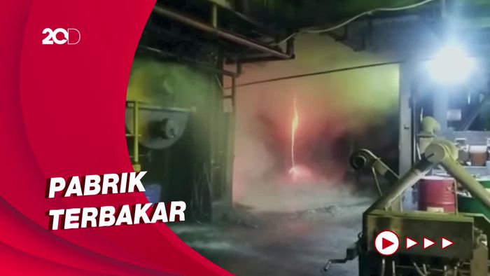 Kebakaran Pabrik di Pulo Gadung Jaktim 10 Unit Damkar Dikerahkan
