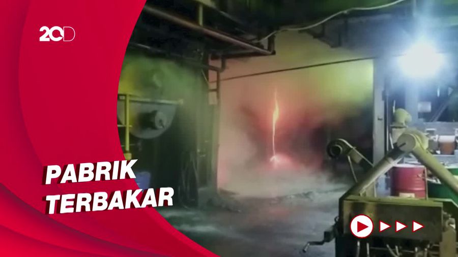 Kebakaran Pabrik di Pulo Gadung Jaktim 10 Unit Damkar Dikerahkan