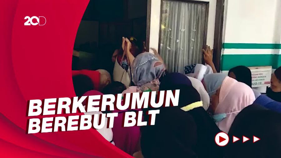 Kala Emak-emak di Sukabumi Saling Dorong Berebut BLT