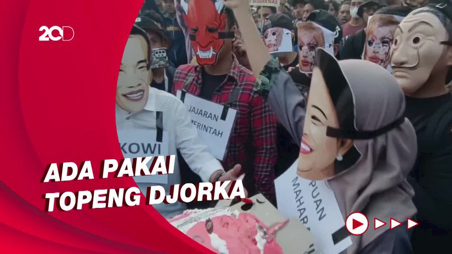 Massa Mahasiswa Gelar Teatrikal Sindir Ultah Puan