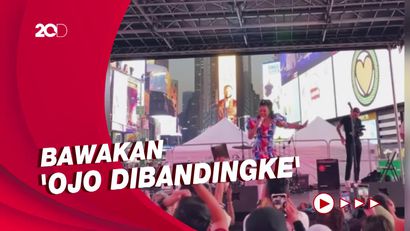 Lihat Aksi Fitri Carlina Goyang Times Square New York