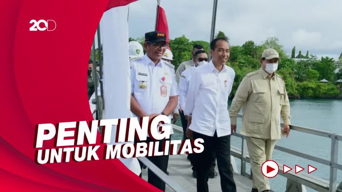Didampingi Prabowo, Jokowi Resmikan Jembatan Gantung Wear Fair Maluku