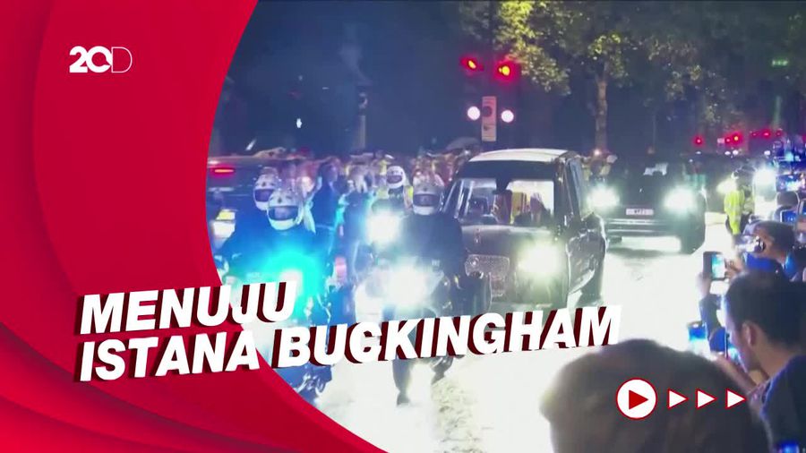 Hujan tak Halangi Puluhan Ribu Orang Sambut Jenazah Ratu Elizabeth II