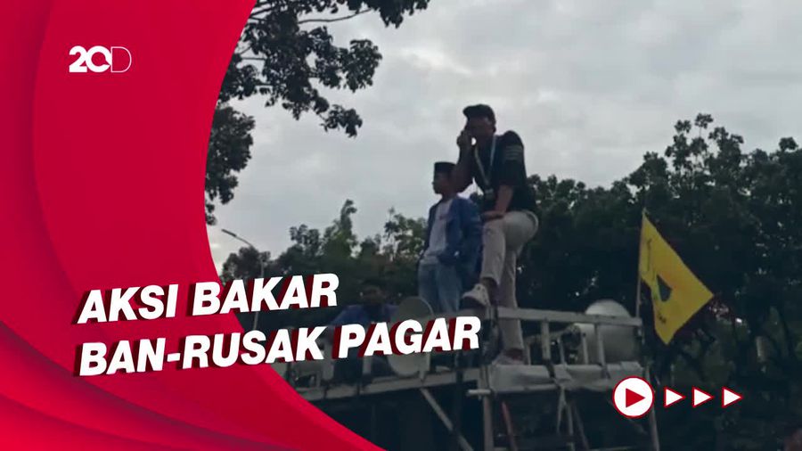 Mahasiswa Demo di Balai Kota DKI Minta Anies Tolak BBM Naik
