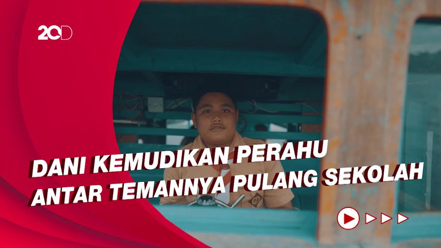 Dani, Bocah SMP, Kemudikan Perahu untuk Sekolah