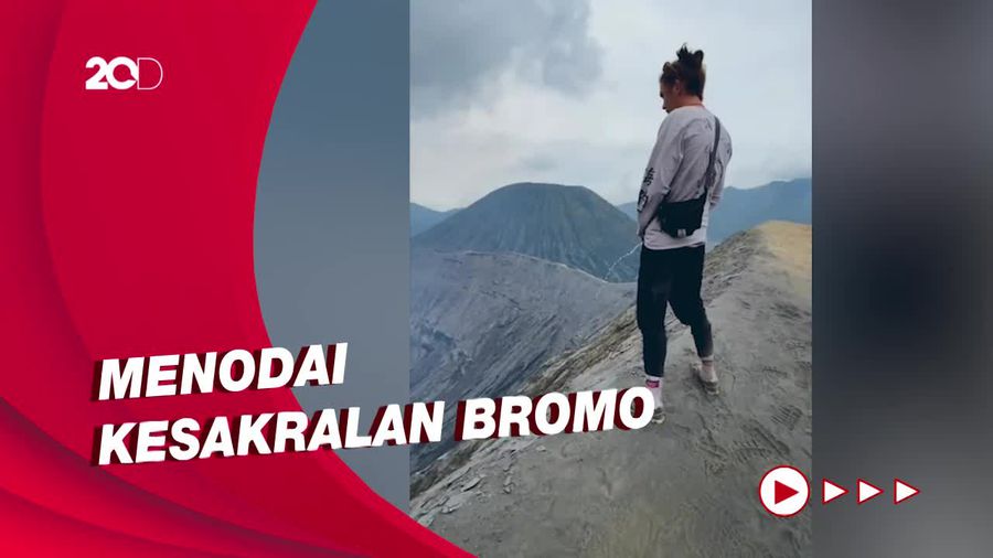 Turis Asing yang Kencingi Kawah Gunung Bromo Minta Maaf
