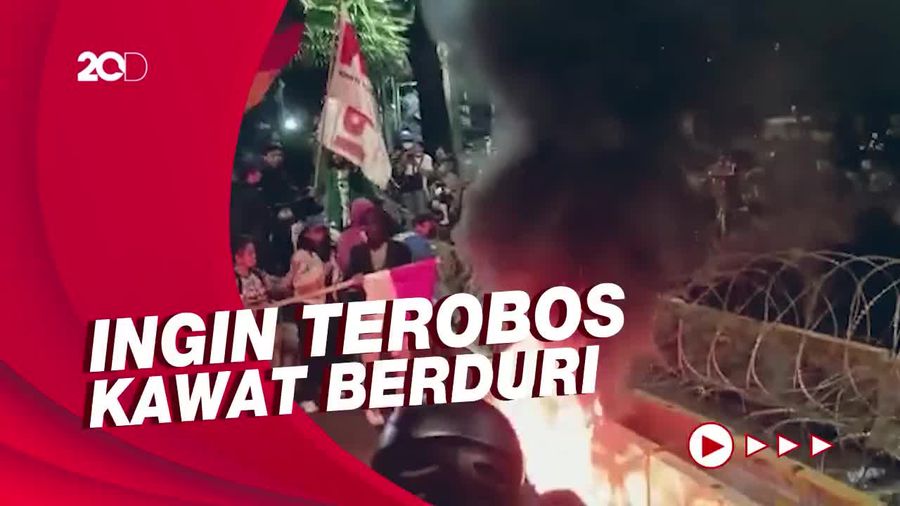 Panas Demo Tolak Kenaikan BBM di Jakpus: Ban Dibakar, Petasan Dilempar