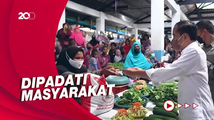 Jokowi Didampingi Prabowo Bagikan Bansos di Pasar Tual Maluku