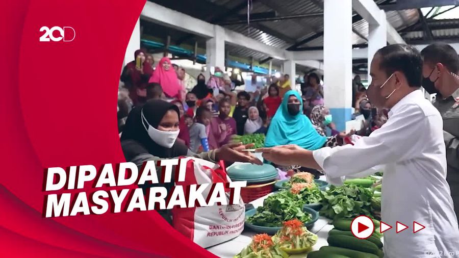 Jokowi Didampingi Prabowo Bagikan Bansos di Pasar Tual Maluku