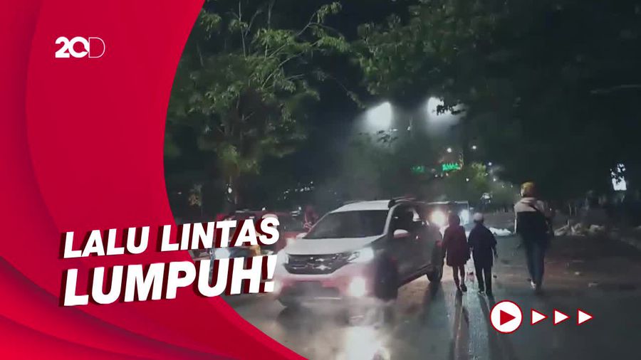Demo Tolak Kenaikan BBM di Makassar, Massa Blokade Jalan