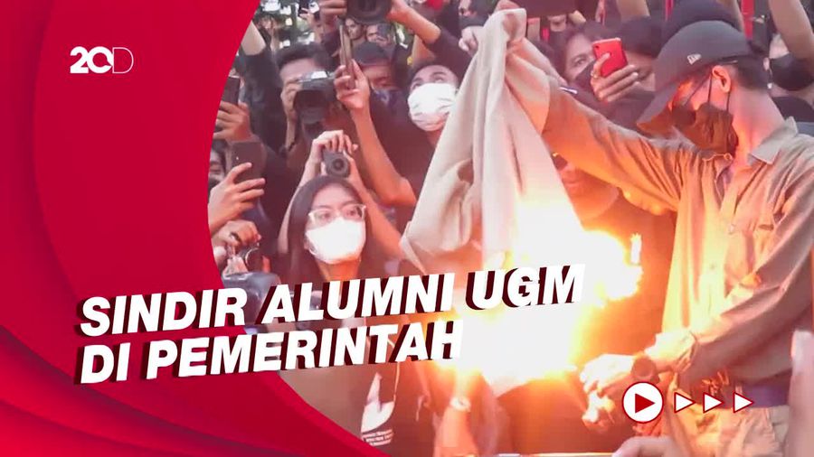 Mahasiswa UGM Bakar Jaket Almamater di Demo Kenaikan Harga BBM