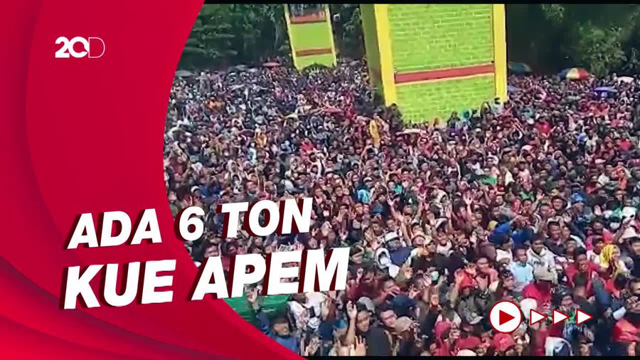 Kemeriahan Tradisi Berburu Apem Yaqowiyu di Klaten