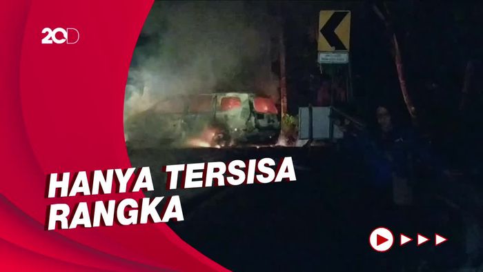 Penampakan Mobil Terbakar Hebat di Tanjakan Sedeng Pacitan