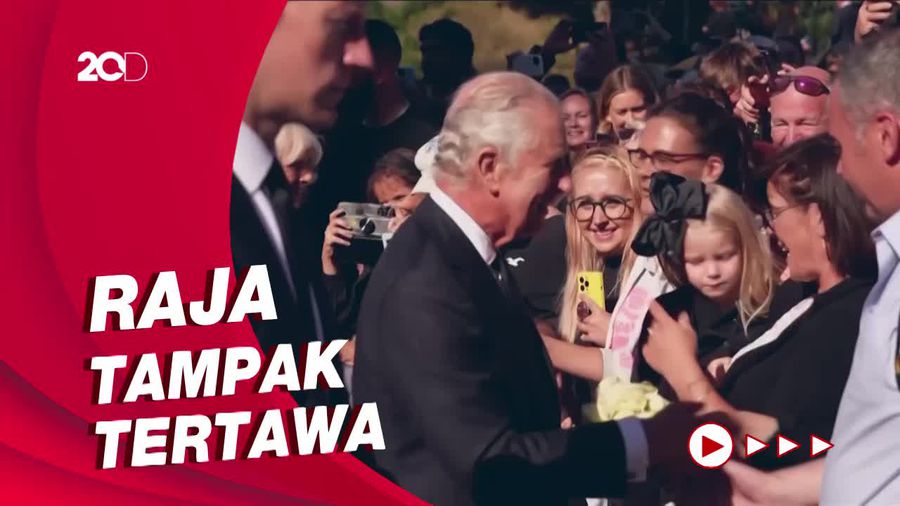 Reaksi Raja Charles III Saat Dihadiahi Pena oleh Warga Cardiff