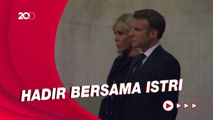 Momen Emmanuel Macron Beri Penghormatan untuk Ratu Elizabeth II