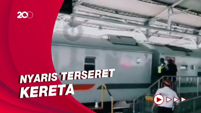 Heboh Aksi Nekat Penumpang Kejar Kereta di Stasiun Jogja