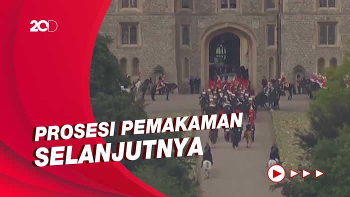 Momen Peti Ratu Elizabeth Tiba di Kastil Windsor