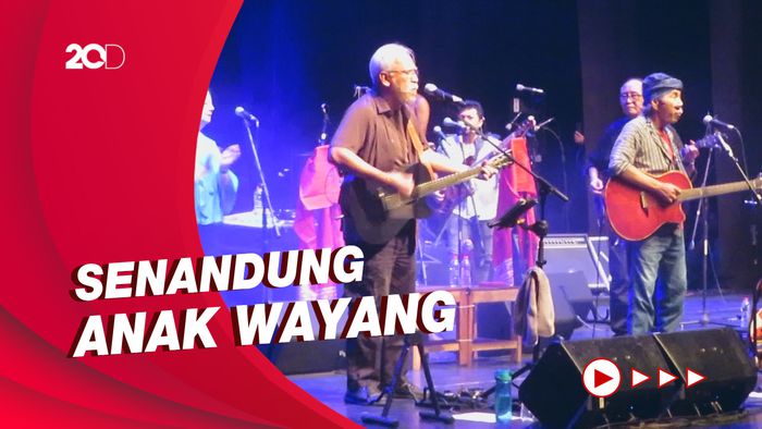 Penampilan Iwan Fals dan Setiawan Djodi di Konser Sirkus Barock