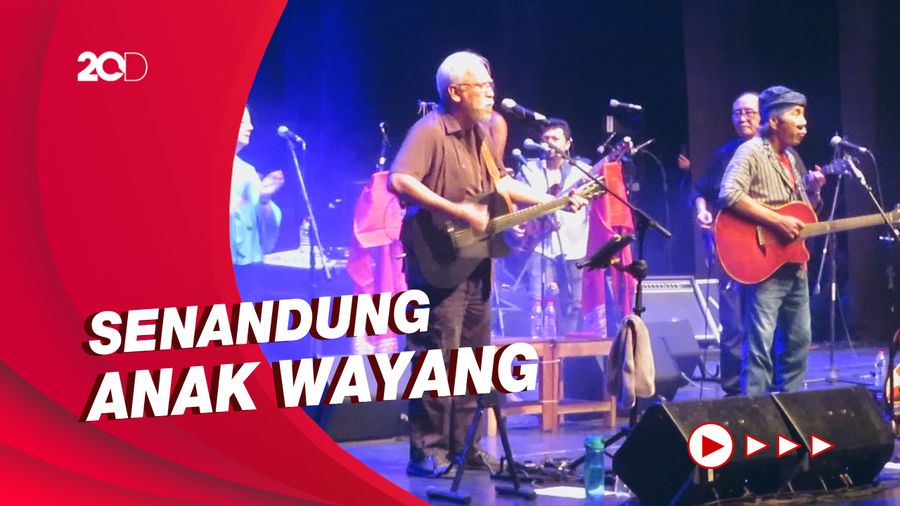 Penampilan Iwan Fals dan Setiawan Djodi di Konser Sirkus Barock