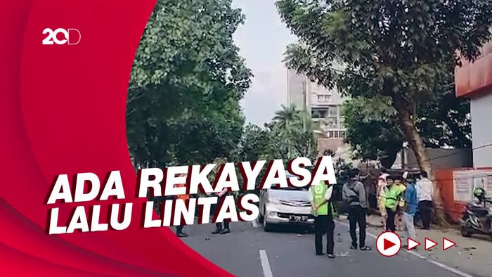 Pohon Tumbang Tutup Sebagian Jalan Margaguna Jaksel, 1 Mobil Tertimpa